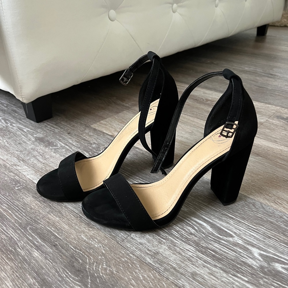 Woman black chunky heels. 7.5 size! Excellent condition! Won’t a few times.